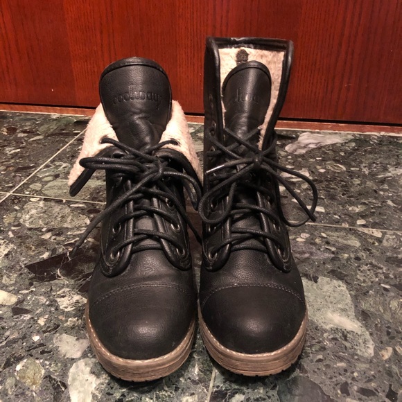 Black Boots with Faux Fur Lining - Picture 1 of 8